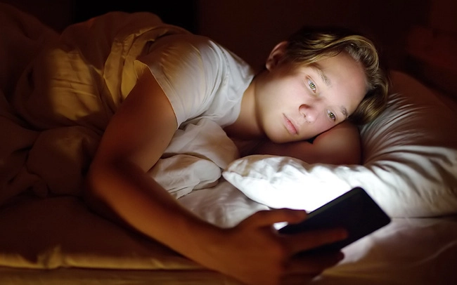 tại sao thanh thiếu niên hay có thói quen ngủ trễ